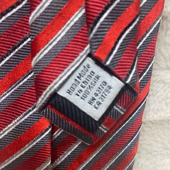 Geoffrey Beene red grey white striped  100% silk handmade tie - Picture 4 of 5